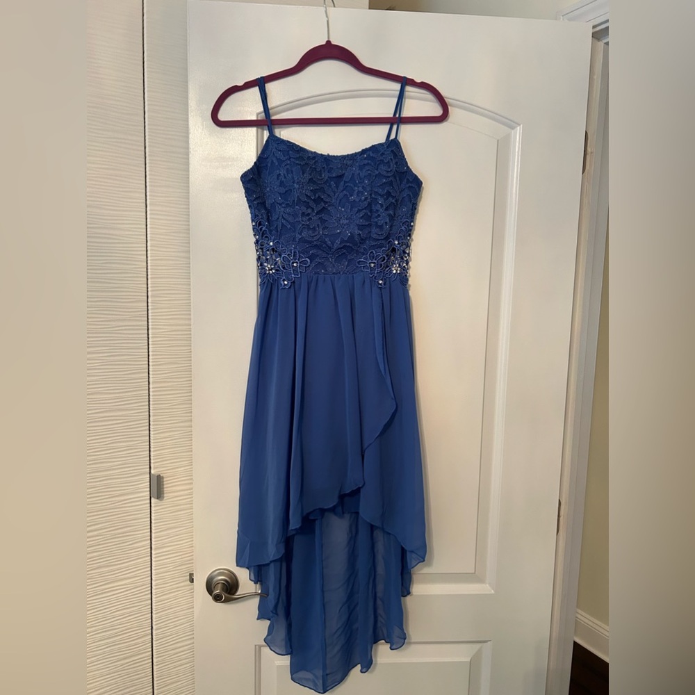 I am selling a Macy’s juniors dress in size 3, a pretty royal blue!